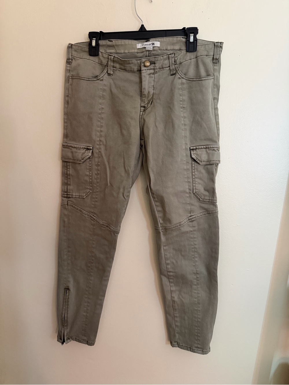 Forever 21 Women’s Olive Green Cargo Pants